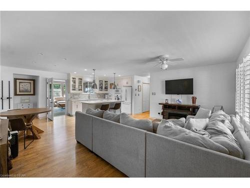 25 Stark Street, Bayfield, ON - Indoor Photo Showing Living Room