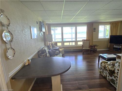 554 Road 5 S, Conestogo Lake, ON - Indoor Photo Showing Living Room