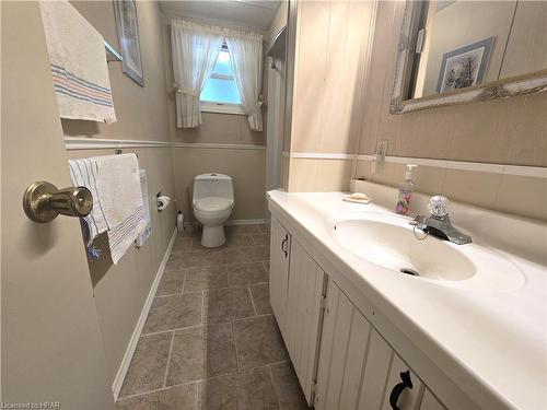 554 Road 5 S, Conestogo Lake, ON - Indoor Photo Showing Bathroom