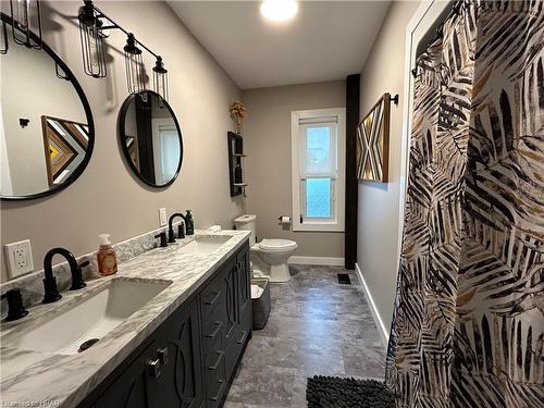 88 Kirk Street, Clinton, ON - Indoor Photo Showing Bathroom