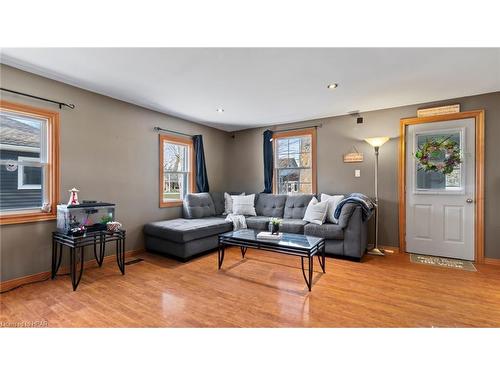 5 John Street W, Clifford, ON - Indoor Photo Showing Living Room