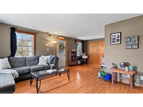 5 John Street W, Clifford, ON - Indoor Photo Showing Living Room