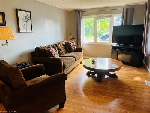 19 George Street, Strathroy, ON - Indoor Photo Showing Living Room