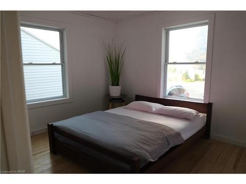 84 Carleton Street, Kingston, ON - Indoor Photo Showing Bedroom