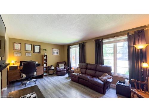 18 Conway Court, Thamesford, ON - Indoor Photo Showing Living Room