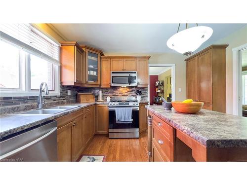 18 Conway Court, Thamesford, ON - Indoor Photo Showing Kitchen With Double Sink