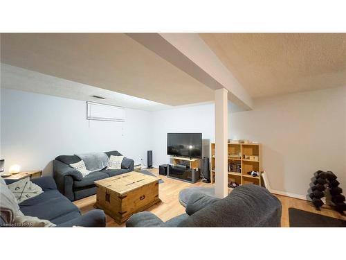 18 Conway Court, Thamesford, ON - Indoor Photo Showing Living Room