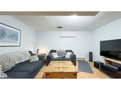 18 Conway Court, Thamesford, ON - Indoor Photo Showing Living Room