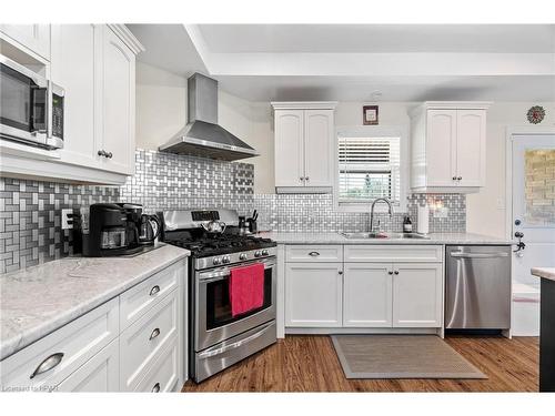 19 Pickett Court, Mitchell, ON - Indoor Photo Showing Kitchen With Upgraded Kitchen