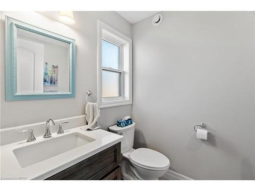 19 Pickett Court, Mitchell, ON - Indoor Photo Showing Bathroom