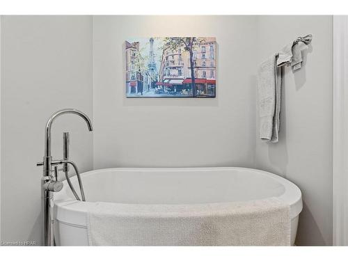 19 Pickett Court, Mitchell, ON - Indoor Photo Showing Bathroom