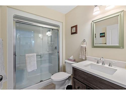 19 Pickett Court, Mitchell, ON - Indoor Photo Showing Bathroom