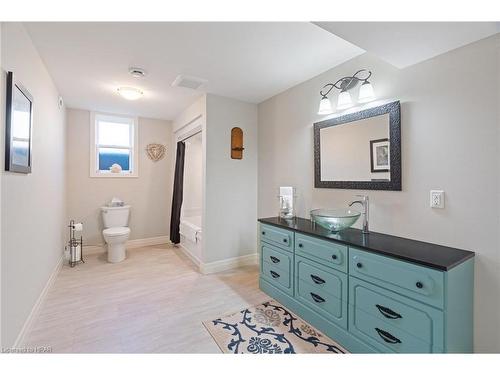 19 Pickett Court, Mitchell, ON - Indoor Photo Showing Bathroom