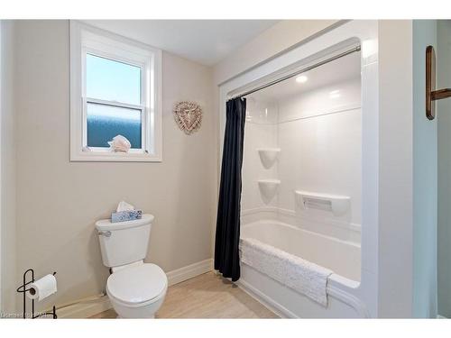 19 Pickett Court, Mitchell, ON - Indoor Photo Showing Bathroom