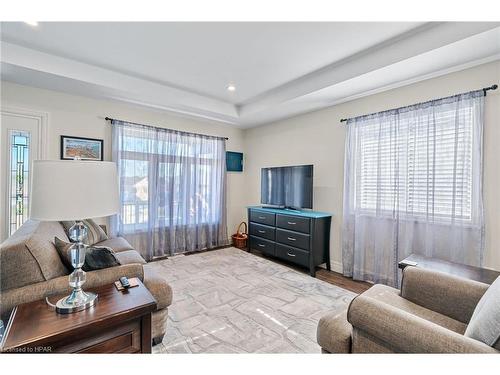 19 Pickett Court, Mitchell, ON - Indoor Photo Showing Living Room