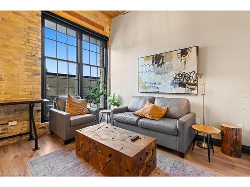 112-245 Downie Street, Stratford, ON - Indoor Photo Showing Living Room