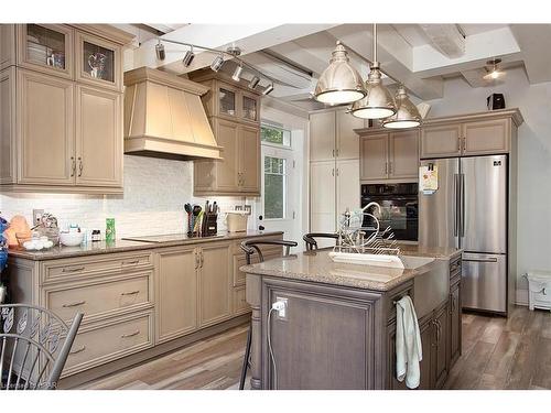 41 Douglas Street, Stratford, ON - Indoor Photo Showing Kitchen With Upgraded Kitchen