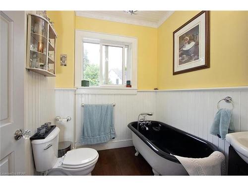 41 Douglas Street, Stratford, ON - Indoor Photo Showing Bathroom