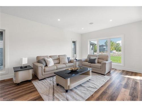 167 Greene Street, Exeter, ON - Indoor Photo Showing Living Room