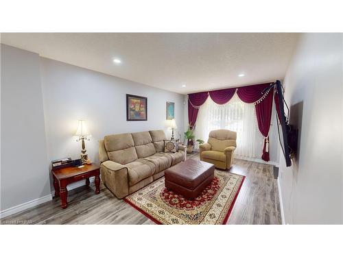 122 Jensen Road, London, ON - Indoor Photo Showing Living Room