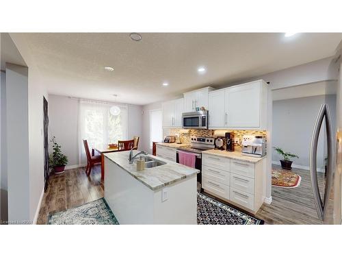 122 Jensen Road, London, ON - Indoor Photo Showing Kitchen With Double Sink