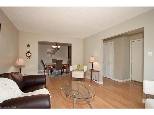 91 Norwood Court, Stratford, ON - Indoor Photo Showing Living Room