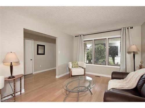 91 Norwood Court, Stratford, ON - Indoor Photo Showing Living Room