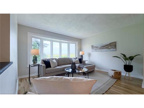 3813 Road 160, Mitchell, ON - Indoor Photo Showing Living Room