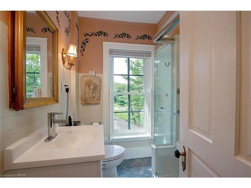 1511 Gainsborough Road, Middlesex Centre, ON - Indoor Photo Showing Bathroom