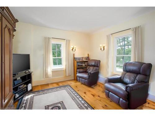 1511 Gainsborough Road, Middlesex Centre, ON - Indoor Photo Showing Living Room