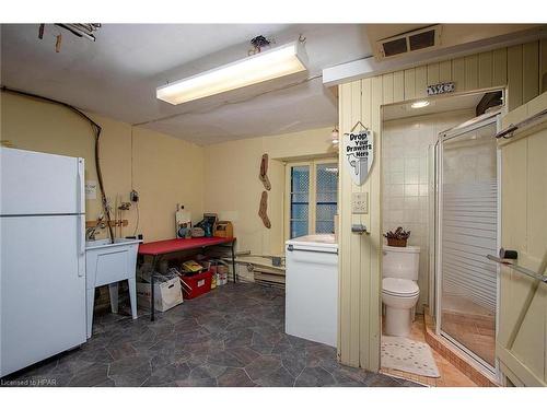 1511 Gainsborough Road, Middlesex Centre, ON - Indoor Photo Showing Bathroom