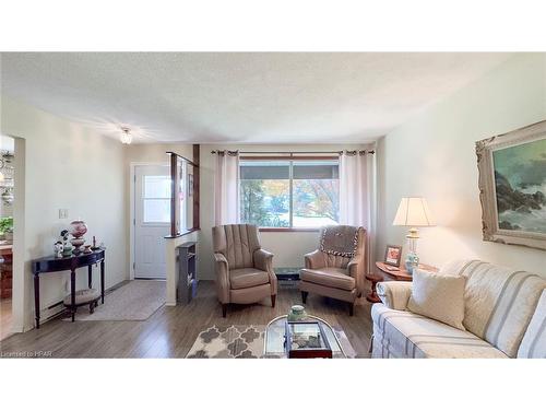 205 Spence Cr Crescent, Mitchell, ON - Indoor Photo Showing Living Room