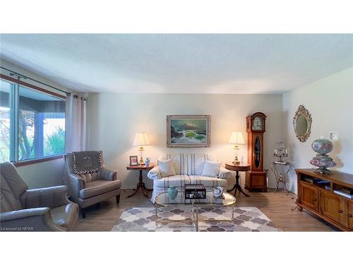 205 Spence Cr Crescent, Mitchell, ON - Indoor Photo Showing Living Room