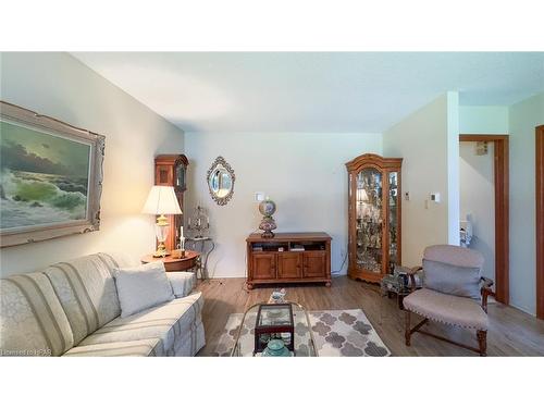 205 Spence Cr Crescent, Mitchell, ON - Indoor Photo Showing Living Room