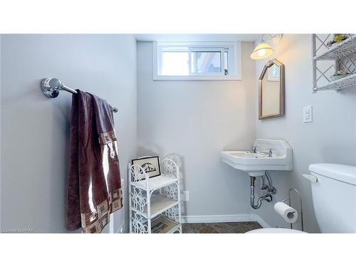 205 Spence Cr Crescent, Mitchell, ON - Indoor Photo Showing Bathroom