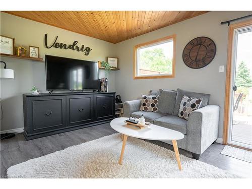 146 Simcoe Street, Exeter, ON - Indoor Photo Showing Living Room