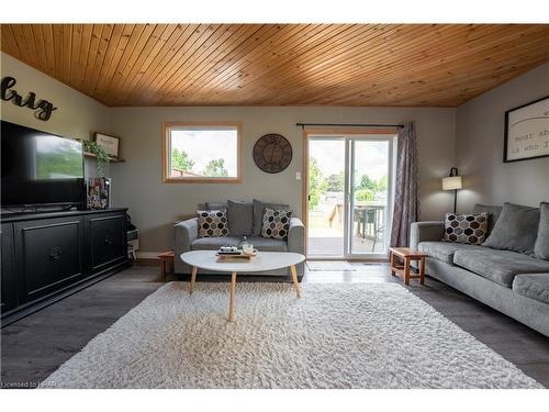 146 Simcoe Street, Exeter, ON - Indoor Photo Showing Living Room