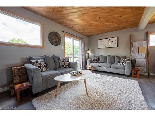 146 Simcoe Street, Exeter, ON - Indoor Photo Showing Living Room