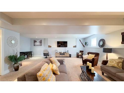 83 Sylvia Street, Mitchell, ON - Indoor Photo Showing Living Room