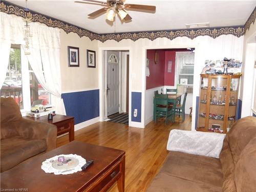 225 Mary Street, Clinton, ON - Indoor Photo Showing Living Room