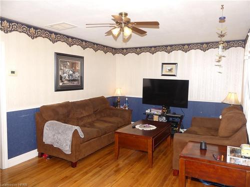 225 Mary Street, Clinton, ON - Indoor Photo Showing Living Room