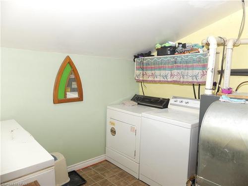 225 Mary Street, Clinton, ON - Indoor Photo Showing Laundry Room