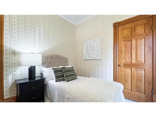 123 Elgin Avenue W, Goderich, ON - Indoor Photo Showing Bedroom