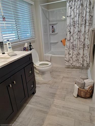 15 Velma Street, Strathroy, ON - Indoor Photo Showing Bathroom