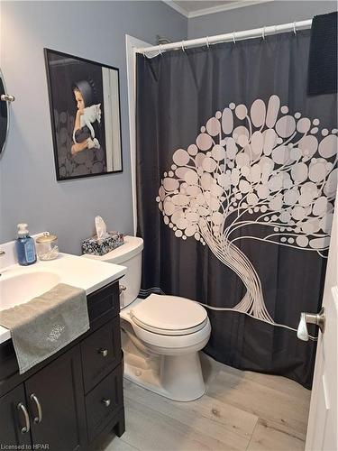 15 Velma Street, Strathroy, ON - Indoor Photo Showing Bathroom