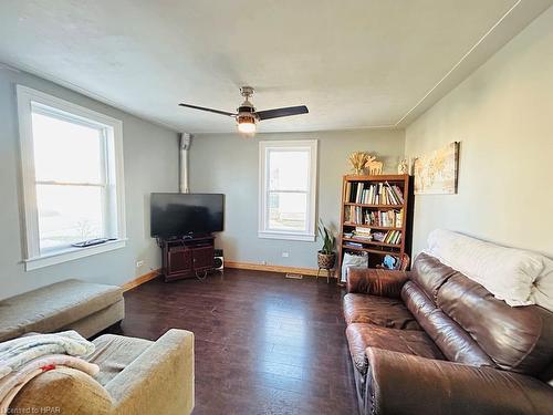 92 Victoria Street W, Wingham, ON - Indoor Photo Showing Living Room