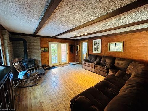 92 Victoria Street W, Wingham, ON - Indoor Photo Showing Living Room