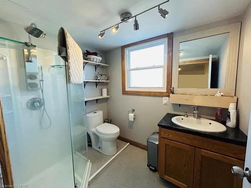 92 Victoria Street W, Wingham, ON - Indoor Photo Showing Bathroom