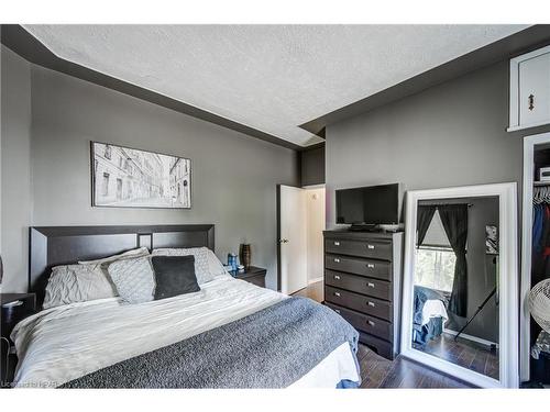 58 Broadway Street, Woodstock, ON - Indoor Photo Showing Bedroom