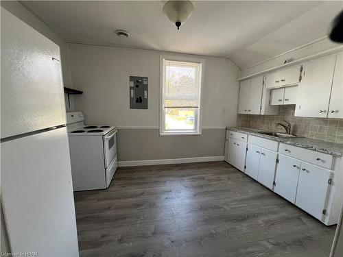 58 Broadway Street, Woodstock, ON - Indoor Photo Showing Kitchen